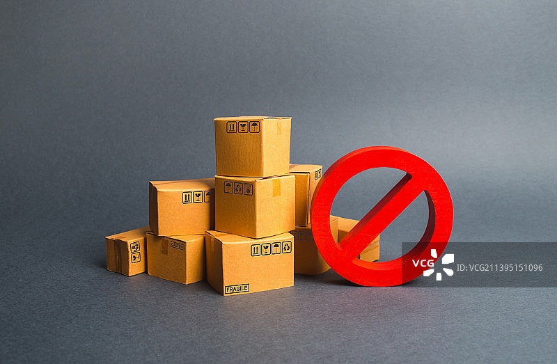 许多纸板箱和一个红色禁止标志图片素材