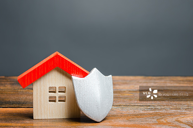 灰色背景桌子上的模型房子特写图片素材