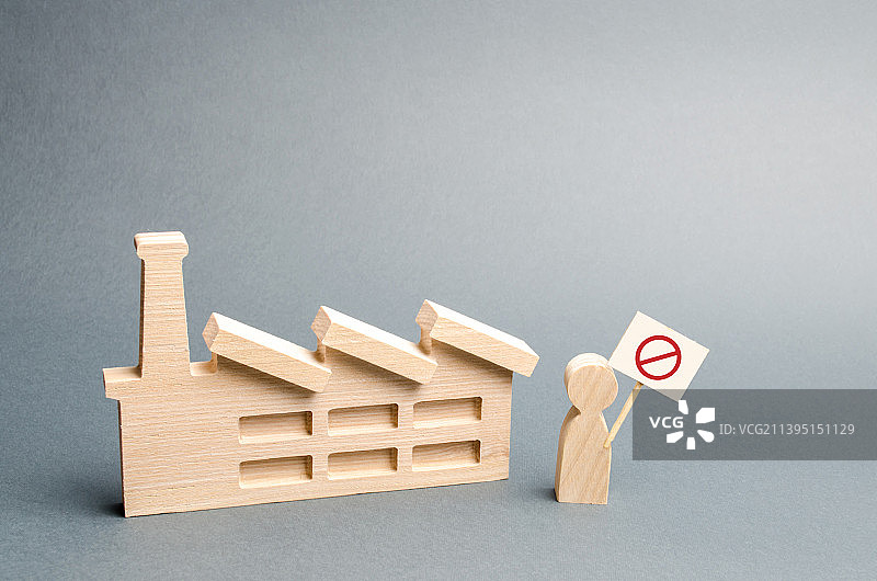 在工厂附近拿着海报的人图片素材