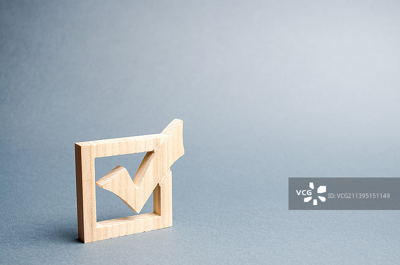 用于选举投票的木制复选标记图片素材