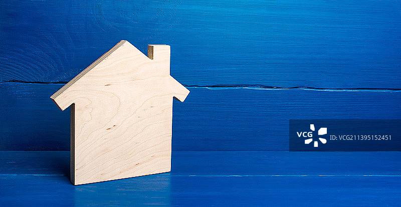 蓝色背景上的房屋造型木制飞机模型图片素材