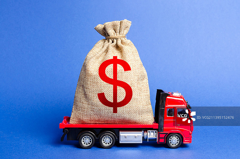 红色的卡车运送一大袋钱图片素材