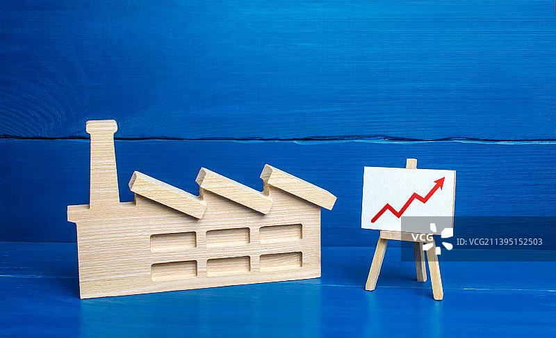 工业工厂和带有红色向上箭头图表的画架雕像图片素材