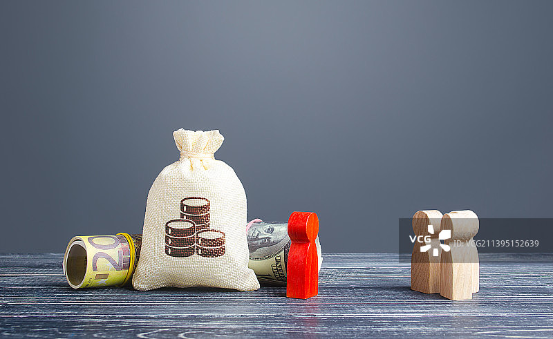 人们看着一位拥有巨额财富的富有男人图片素材