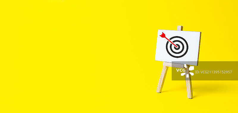 黄色背景上的箭头标志图片素材