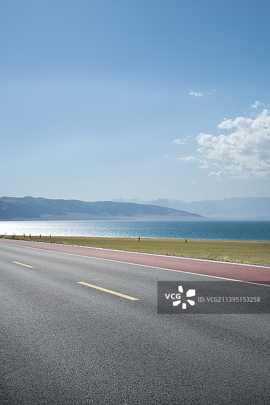 赛里木湖 环湖公路图片素材