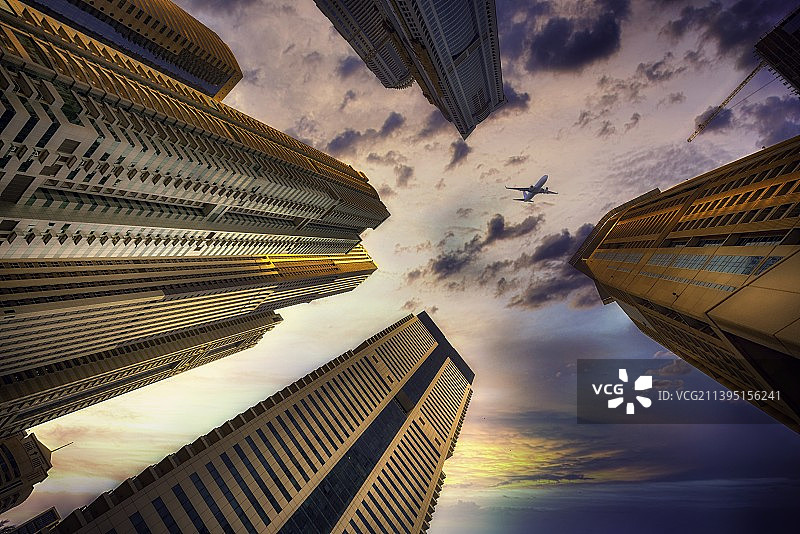 日落时分，低角度拍摄建筑物图片素材