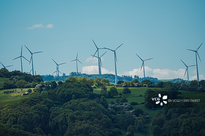 天空下田野上的风车美景图片素材
