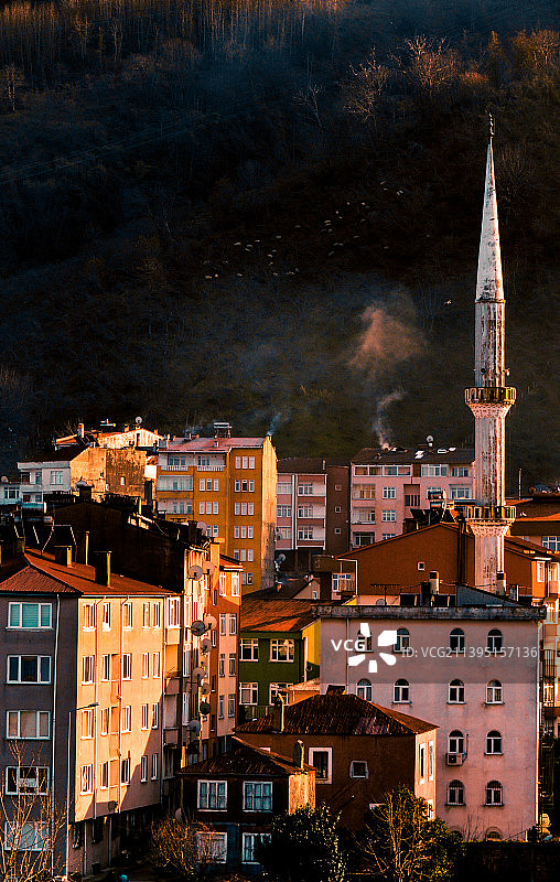 土耳其小镇日落时分的建筑高角度视图图片素材