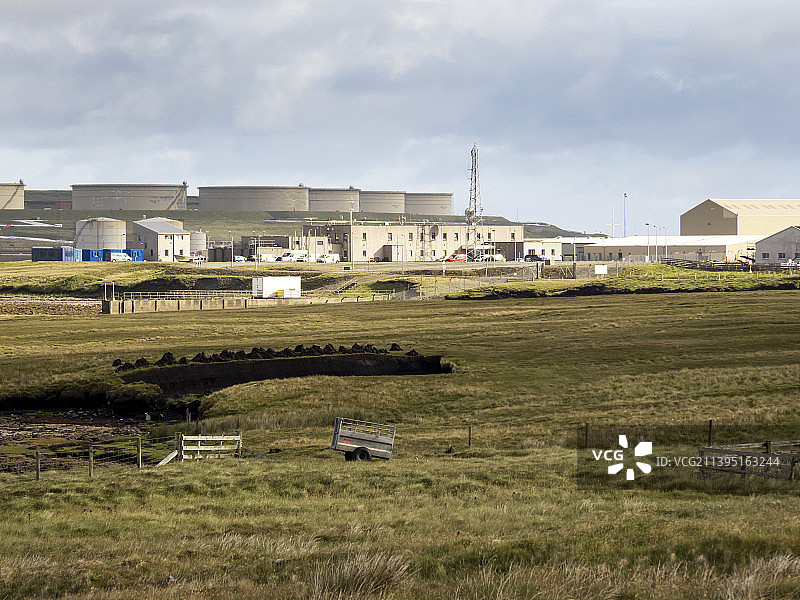 苏格兰设得兰群岛Sullom Voe石油码头前的泥炭切割，该码头接收来自北海油田的石油图片素材