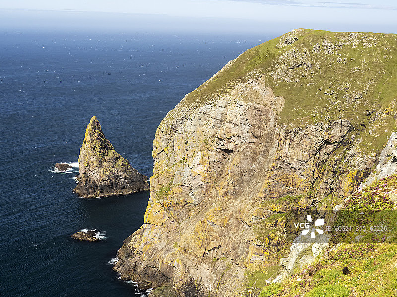 苏格兰设得兰群岛主岛Huxter附近Dale Hill下的壮丽海岸风光图片素材