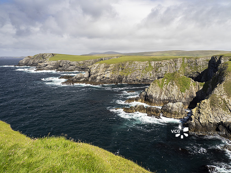 英国苏格兰设得兰群岛圣尼尼安岛崎岖的西海岸图片素材