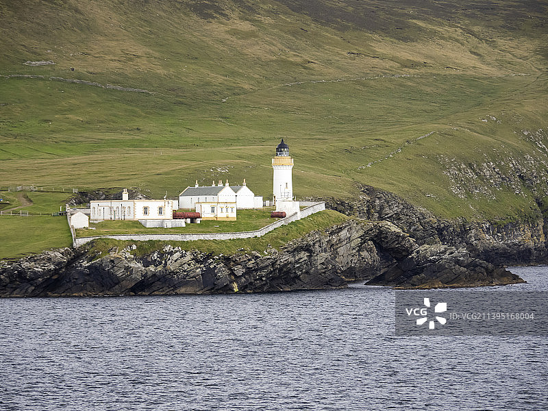 从英国设德兰大陆苏格兰勒威克看到的布雷赛岛上的柯卡比斯特灯塔图片素材