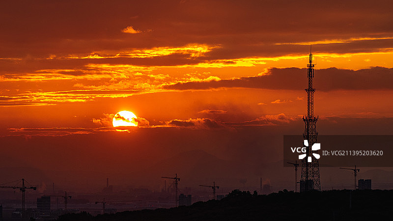 夕阳西下的天空衬托出建筑物的轮廓图片素材