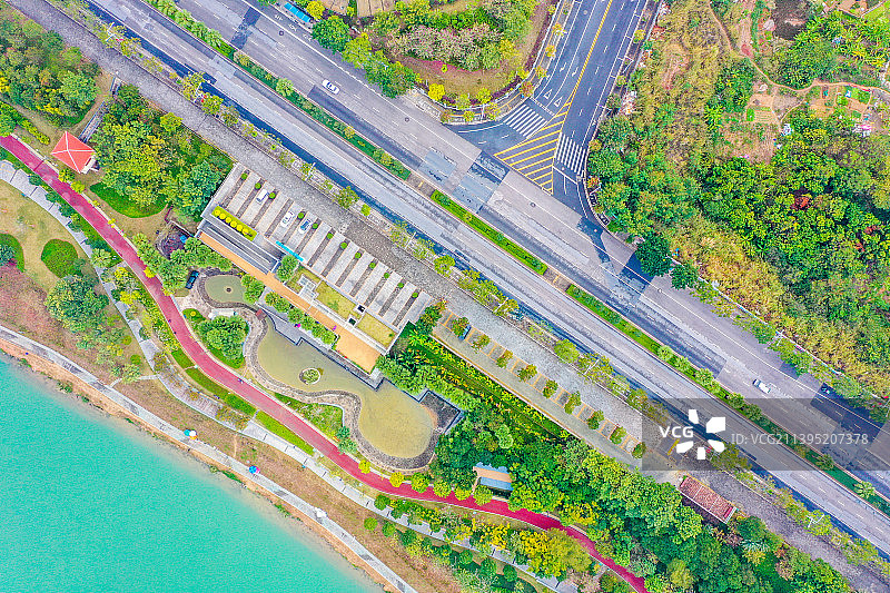 航拍广西南宁良庆区龙堤路邕江畔绿化游园图片素材