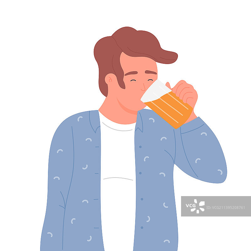 喝啤酒的年轻男人图片素材