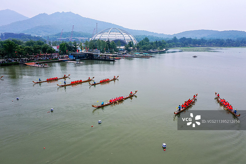 江苏省南京玄武湖上的庆端午龙舟赛，划龙舟比赛图片素材