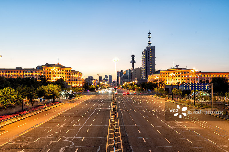 黑龙江哈尔滨中山路省政府公路夜景图片素材