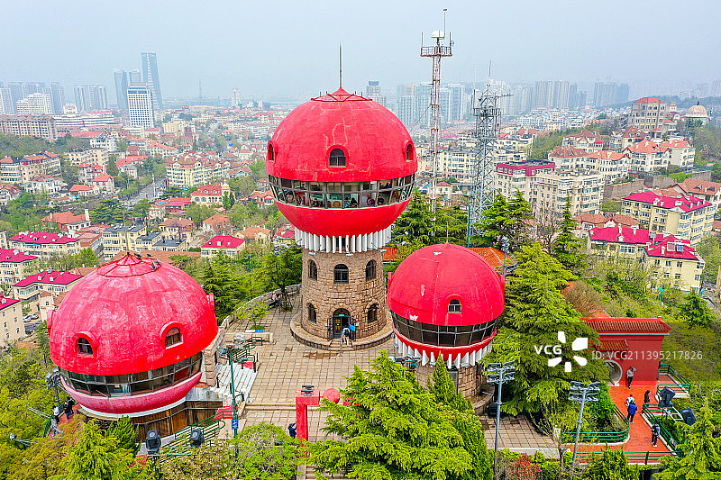 航拍山东青岛信号山公园 红色蘑菇楼旋转观景楼图片素材
