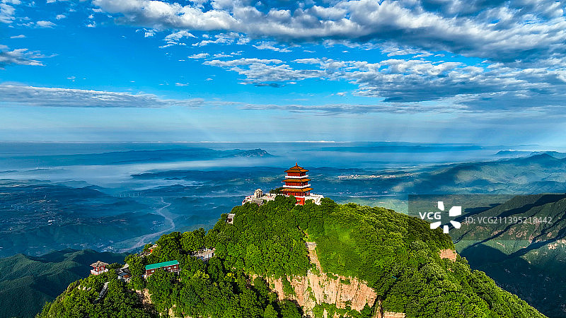 白云飞来山乡美图片素材