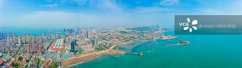 航拍山东省青岛市市南区南部海岸线风光 城市建筑群图片素材
