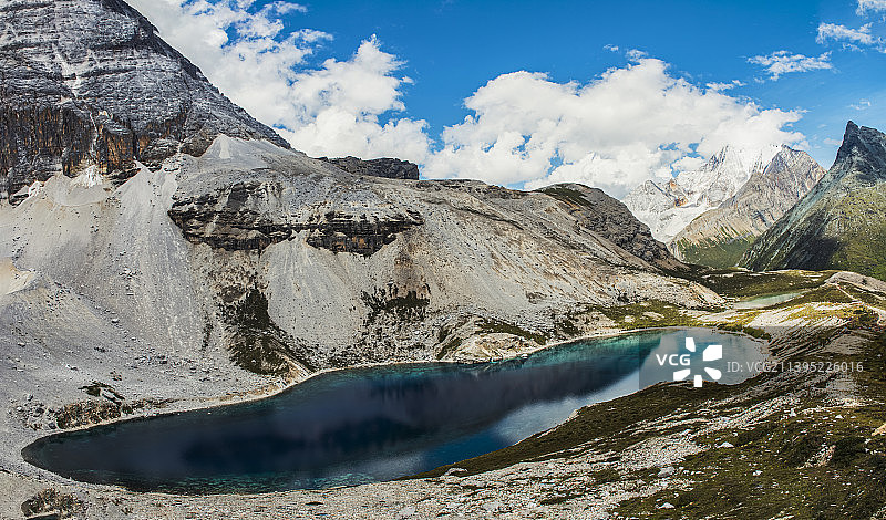 稻城亚丁仙乃日下五色海图片素材