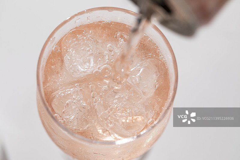 加冰的气泡水特写图片素材