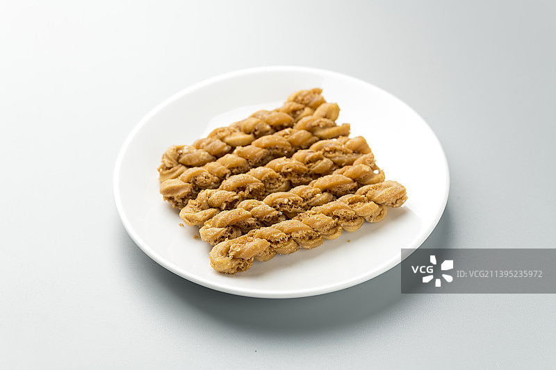 一盘特色小吃麻花特写灰色背景图片素材