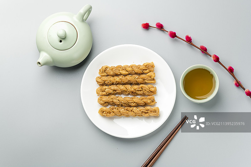 一盘特色小吃麻花特写灰色背景图片素材
