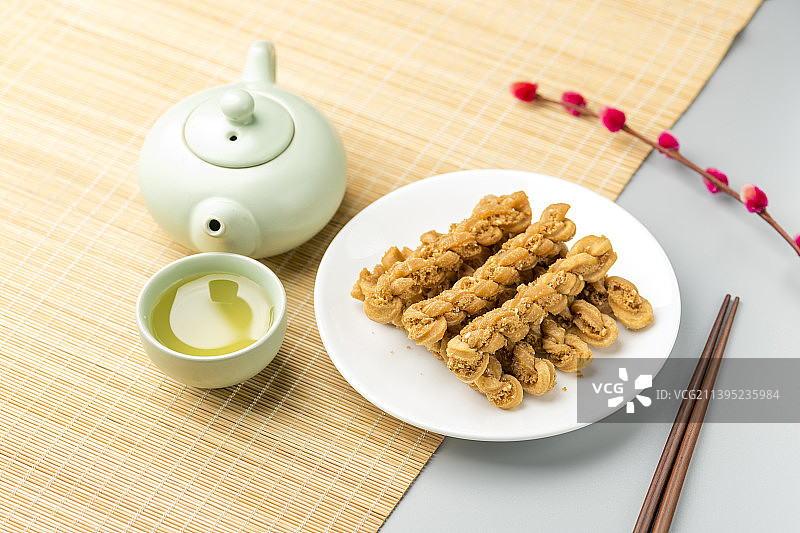 一盘特色小吃麻花特写灰色背景图片素材