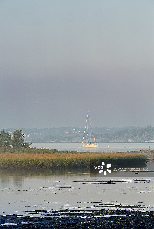 平静水域中的小帆船图片素材