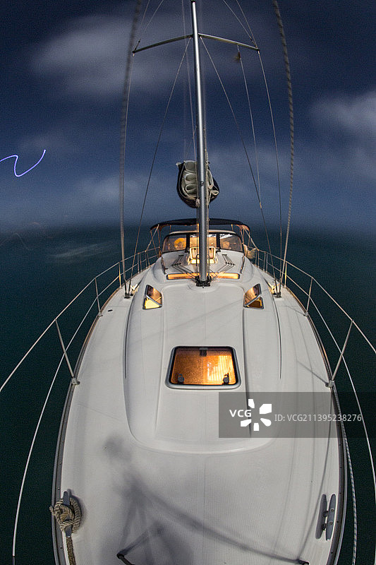 夜晚从船头观赏船只图片素材