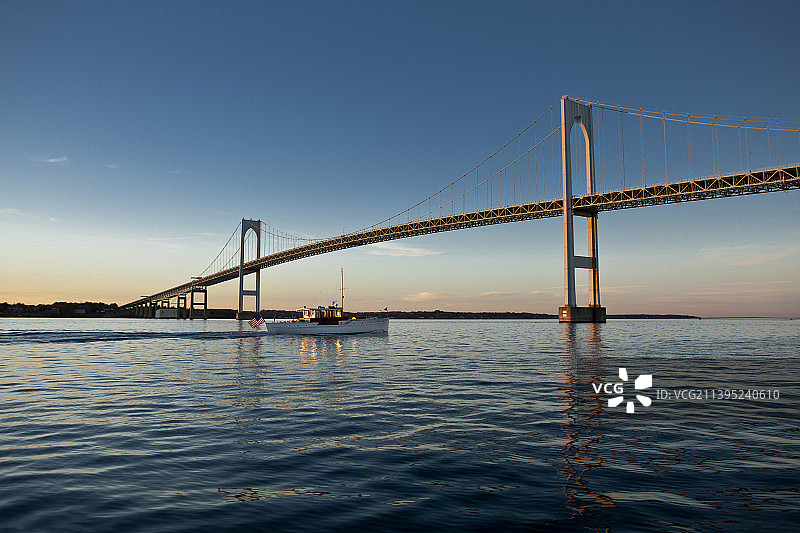 纽波特大桥下的船只图片素材