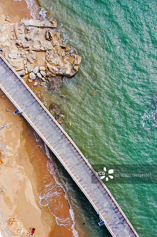 航拍福建厦门环岛路木栈道 沿海漫步道图片素材
