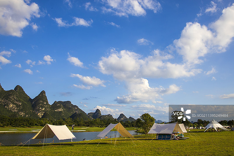 蓝天白云下的露营营地图片素材