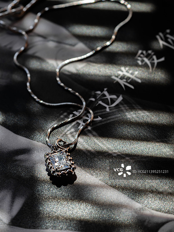 戒指和项链饰品图片素材