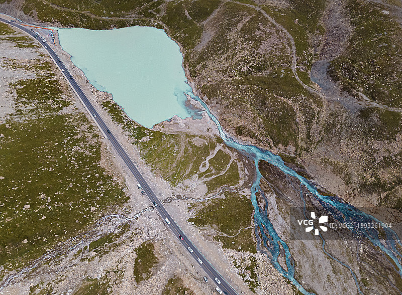 蓝色滴露 哈希勒根达坂前的堰塞湖 雪山融水冲刷岩石，矿物质在堰塞湖中沉淀，在阳光下反射出漂亮的淡蓝色图片素材