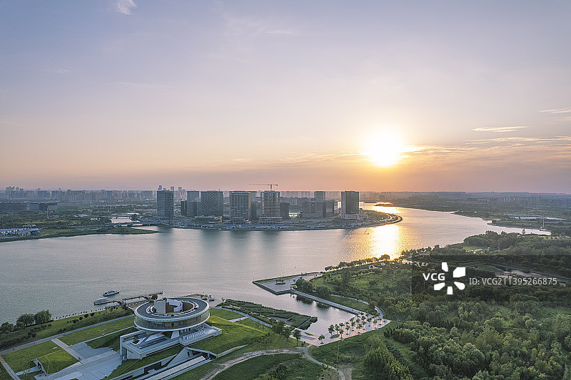 航拍中国河南郑州郑东新区北龙湖金融岛夏季城市风光图片素材