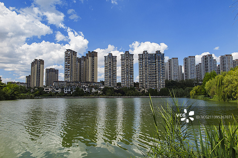 城市与公园主题，中国贵州贵阳市观山湖区阅山湖公园夏日风光图片素材