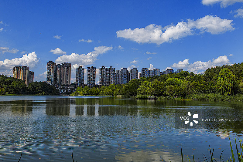 城市与公园主题，中国贵州贵阳市观山湖区阅山湖公园夏日风光图片素材