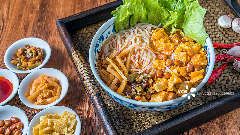 放在木桌上的一碗广西柳州美食螺蛳粉图片素材