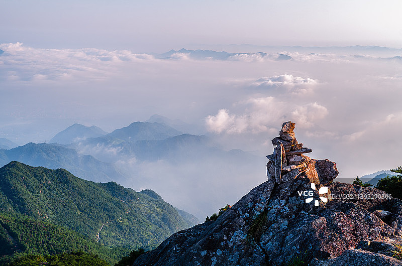 括苍山顶云海石头堆图片素材