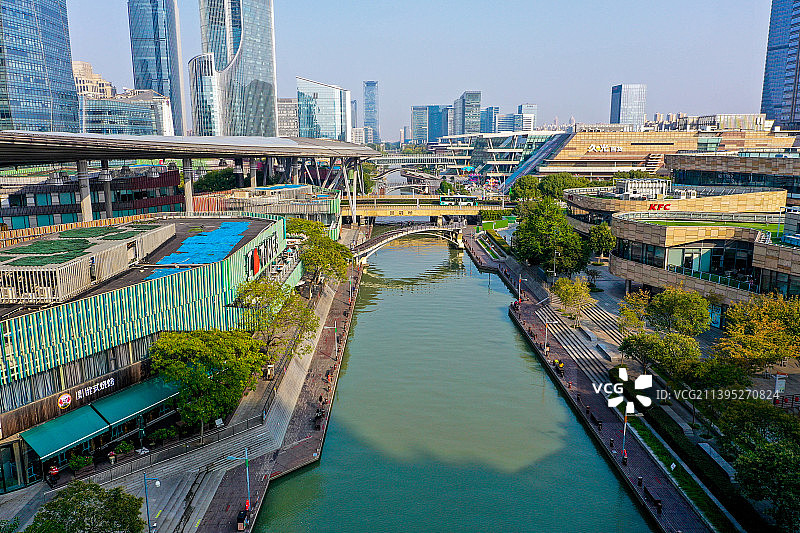 航拍江苏苏州圆融时代广场及周边商圈 圆融天幕街区图片素材