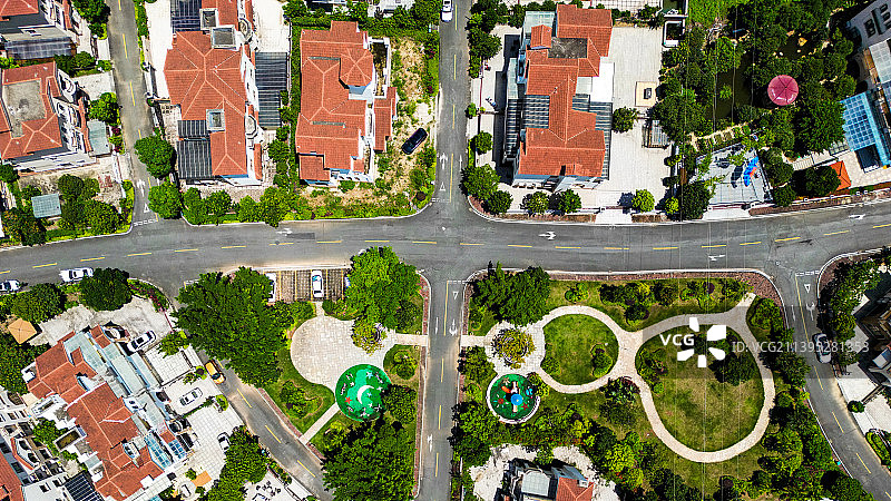 城市建筑中街道的高角度景观图片素材