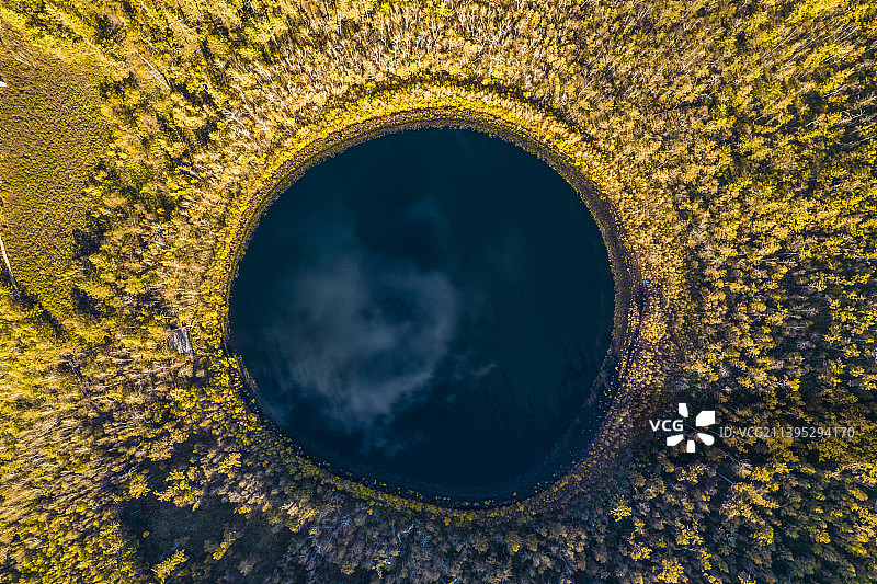 航拍月亮天池图片素材