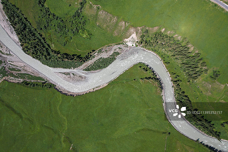 航拍@百里画廊 树丛中河流的高角度视图图片素材