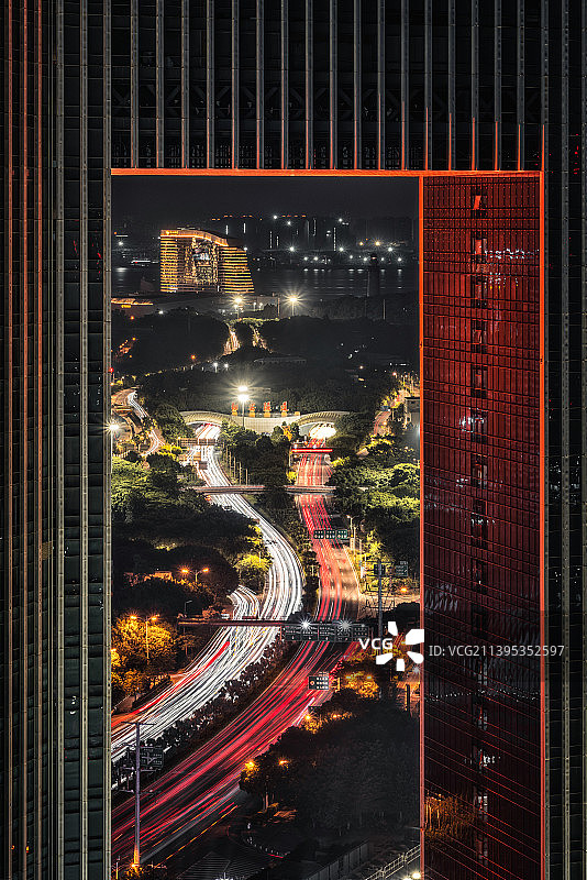 高视角下厦门国贸大厦外的城市车轨夜景图片素材