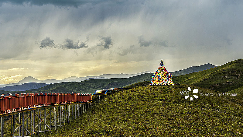 经幡装饰的玛尼堆图片素材