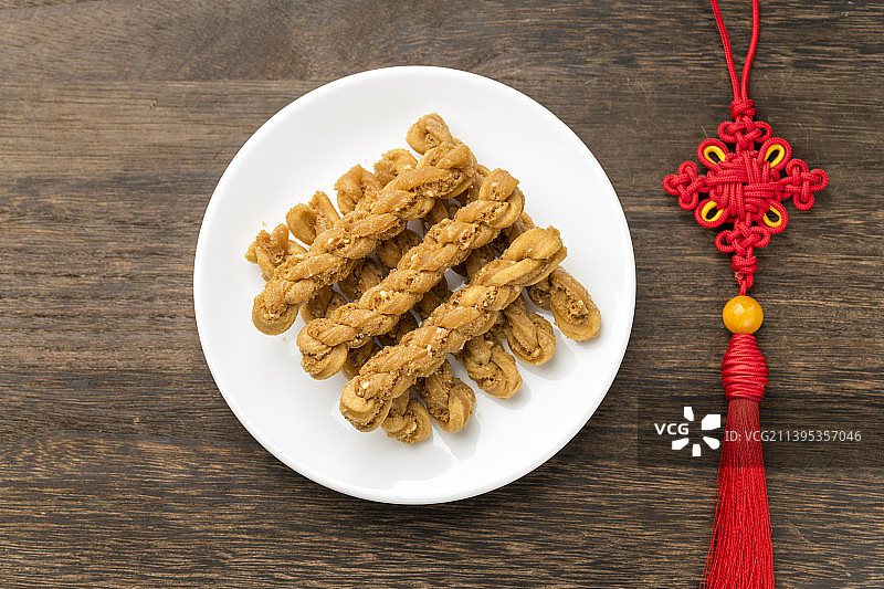 天津特色小吃麻花特写古窗棂木桌面背景图片素材