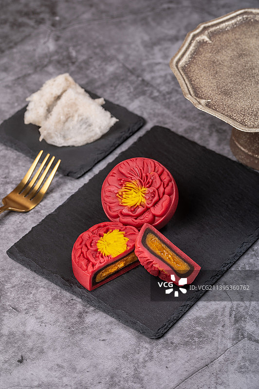 切开的流心月饼图片素材